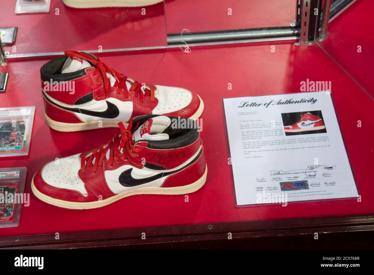 Ein paar Nike Air Jordan 1 s, getragen und signiert von  NBA-Basketball-Legende Michael Jordan in seiner Rookie-Saison, ist die  "ShoeZeum" in der Innenstadt von Las Vegas, Nevada 25. September 2012  abgebildet. Rekord