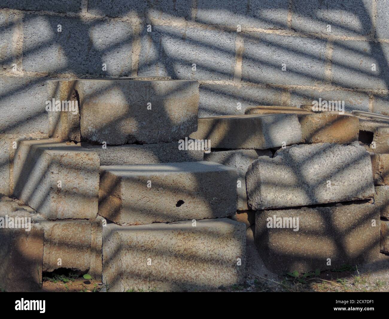 Großes Bild von grauen Betonbausteinen. Auch genannt von Breeze Block, Zement, Fundament und besser Block. CMU Stockfoto