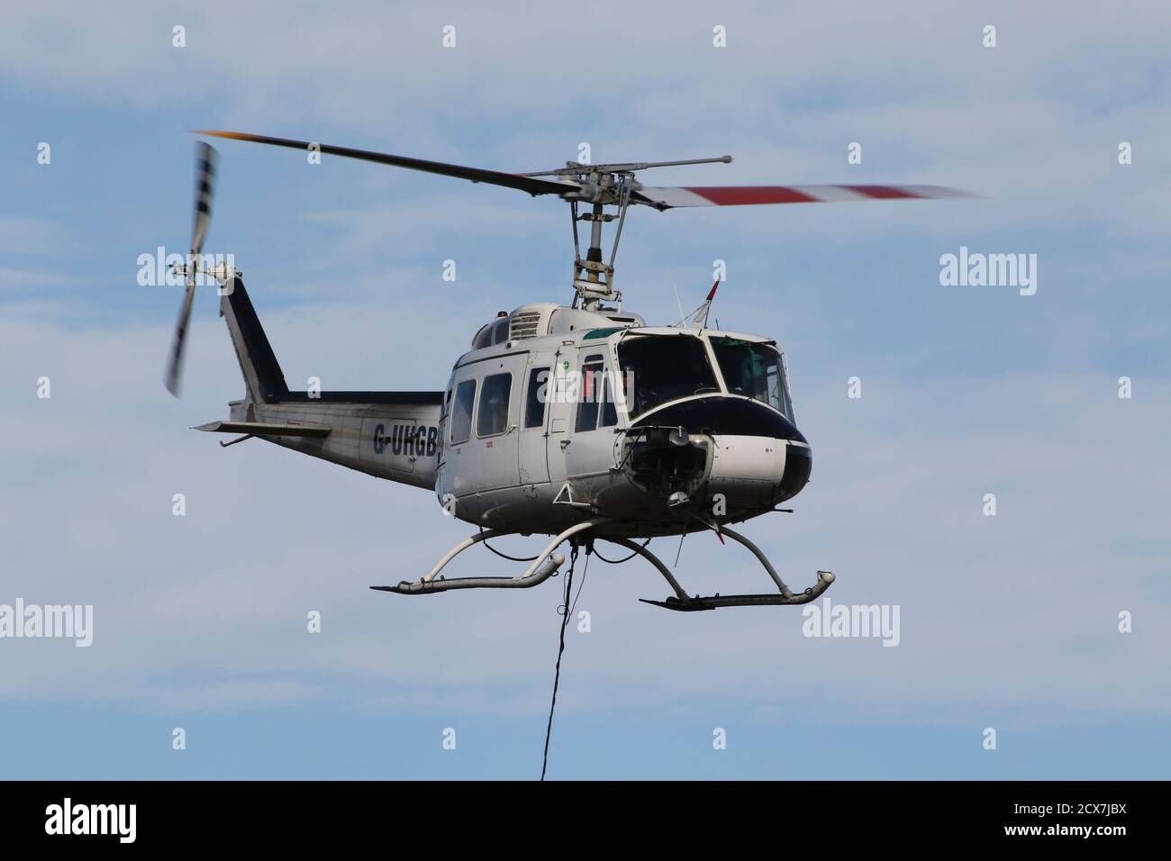 G-UHGB, eine Bell 205A-1, die von Heli-Lift Services betrieben wird, führt Pylonen-Abbauarbeiten in den Hügeln von Renfrewshire/Inverclyde in Schottland durch. Stockfoto