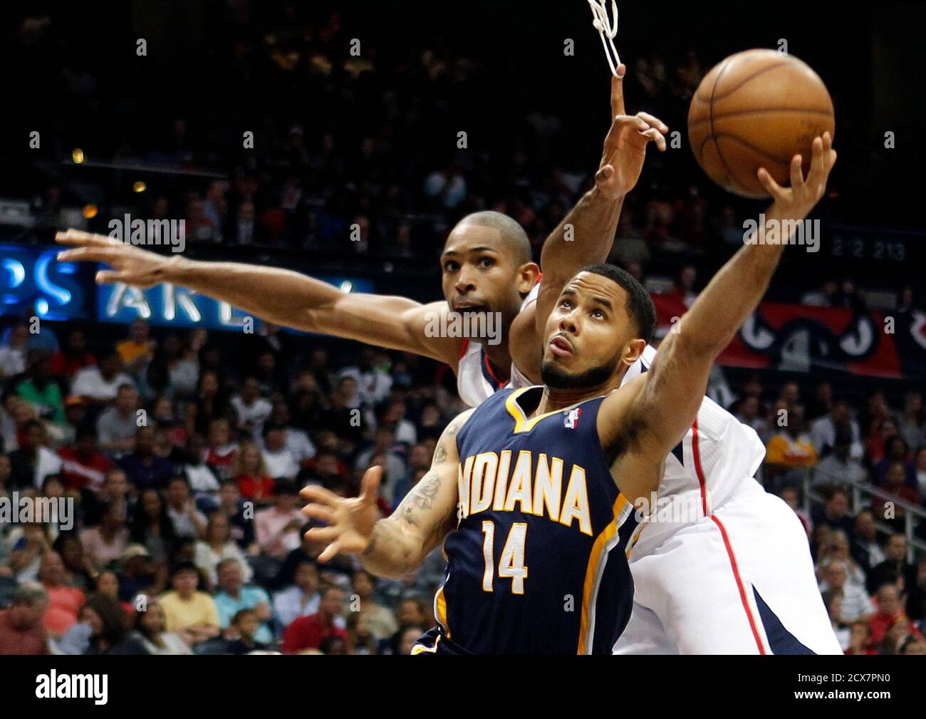 Indiana Pacers DJ Augustin (14) zu schützen, ist unter dem ...