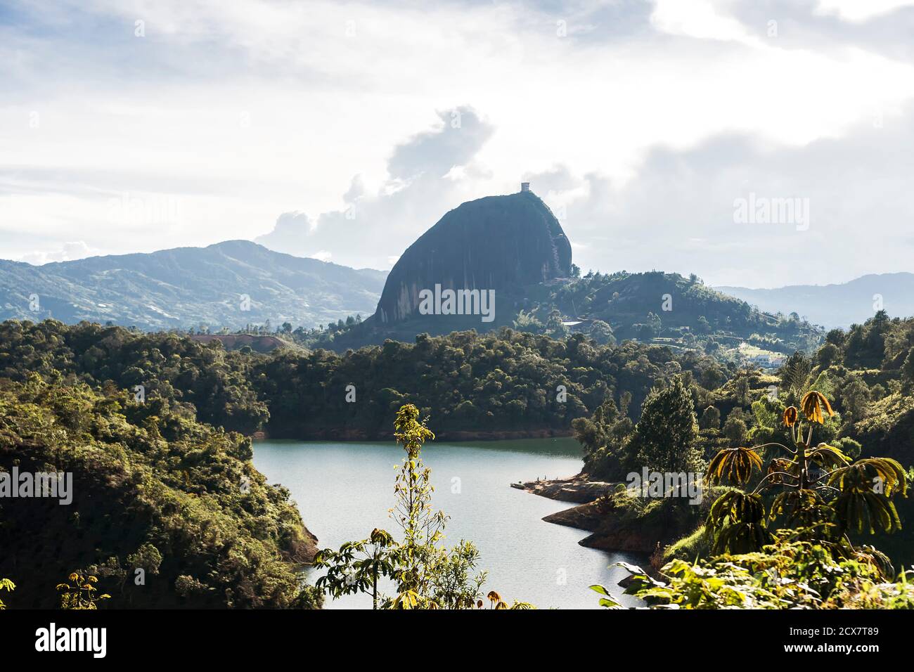 Schöne Landschaften des Steines von El Peñol in Guatape, Antioquia, Kolumbien, Stockfoto