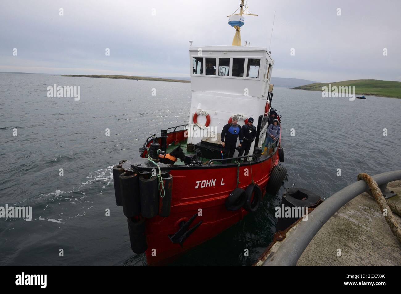 Ein Tauchboot Mauren bis auf die Insel Hoy in Orkney, Schottland 6. Mai 2014. Während beider Weltkriege war Scapa Flow ein wichtiger britischer Marinestützpunkt und der Ort der bedeutenden Verlust des Lebens. Nach dem Ende des ersten Weltkrieges, 74 deutsche Kriegsschiffe wurden dort interniert und am 21. Juni 1919 waren die meisten absichtlich versenkt, oder versenkt, auf Befehl der deutschen Konteradmiral Ludwig Von Reuter, die fälschlicherweise dachten, dass der Waffenstillstand gebrochen und, dass die Briten mit den Schiffen verhindern wollte. Scapa Flow ist nun ein beliebter Ort für Taucher, die die wenigen Wracks zu erkunden, die weiterhin auf die Botto sind Stockfoto