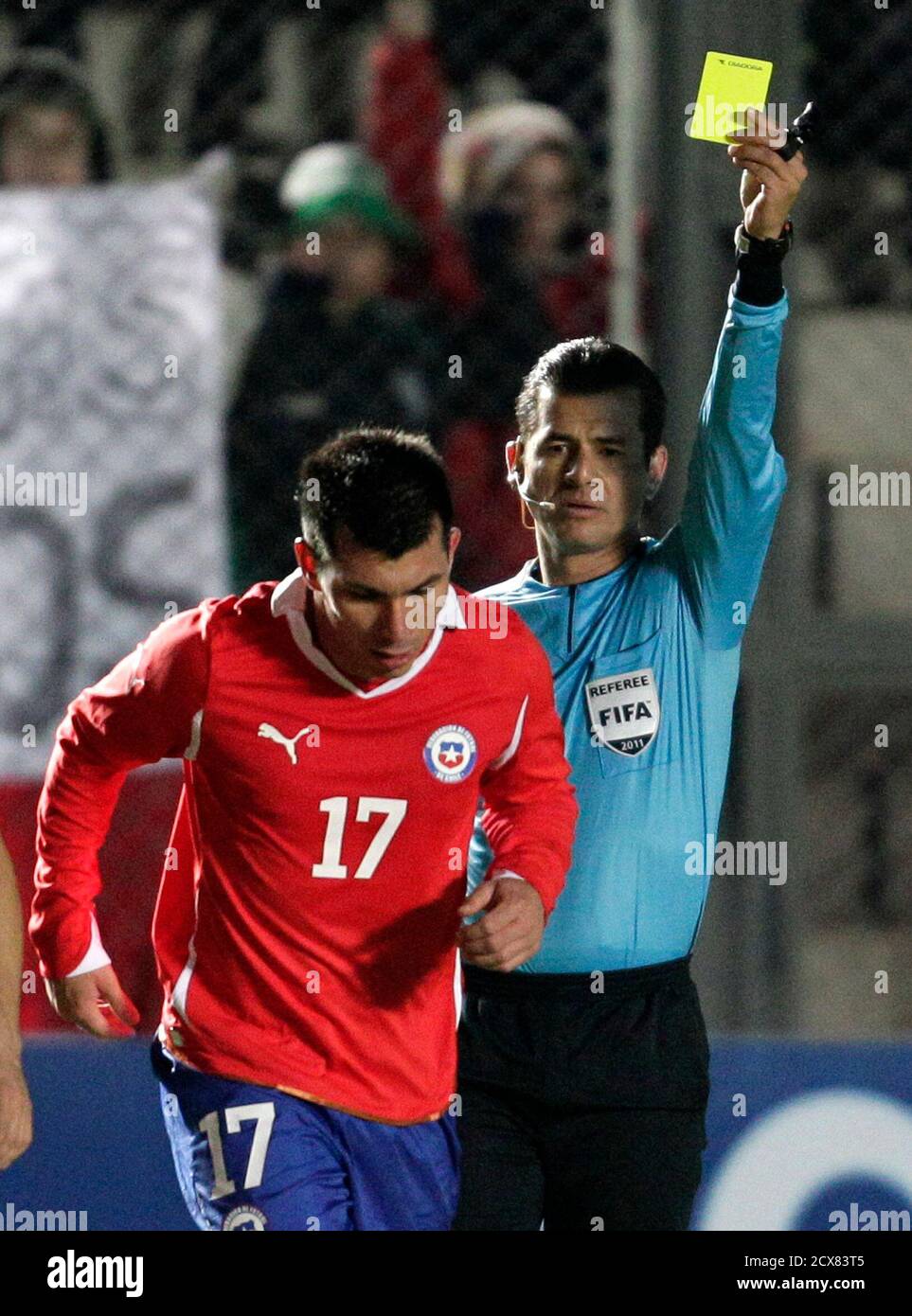 Schiedsrichter Carlos Vera aus Ecuador zeigt Chiles Gary Medel die