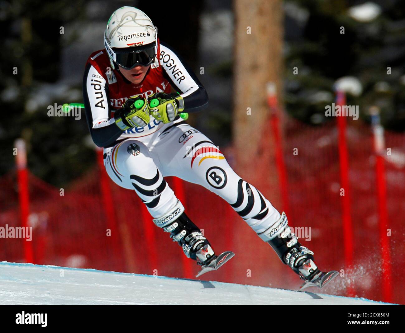 Viktoria Rebensburgh Deutschlands macht eine Umdrehung während der Frauen WM alpine Ski Abfahrt in Lake Louise, Alberta 2. Dezember 2011.    REUTERS/Mike Blake (Kanada - Tags: SPORT, Skifahren) Stockfoto