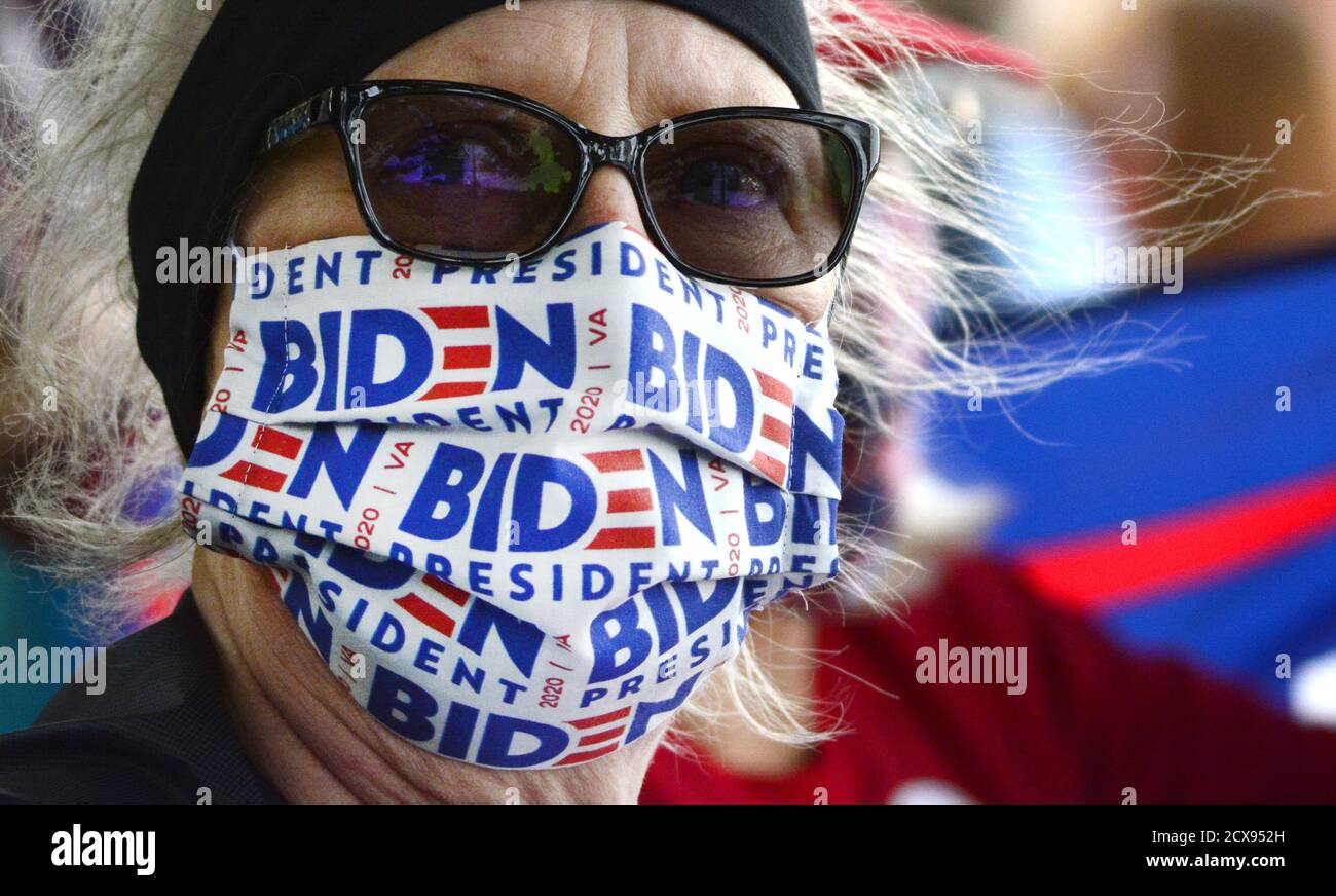 Greensburg, Usa. September 2020. Eine Unterstützerin des ehemaligen Vizepräsidenten und demokratischen Kandidaten Joe Biden trägt eine Maske, die ihre Wahl als Präsidentin vor dem Greensburger Depot unterstützt, dem Standort einer der Haltestellen auf der 'Build Back Better'-Zugtour durch Ohio und Pennsylvania am Mittwoch, 30. September 2020 in Greensburg, Pennsylvania. Foto von Archie Carpenter/UPI Kredit: UPI/Alamy Live News Stockfoto