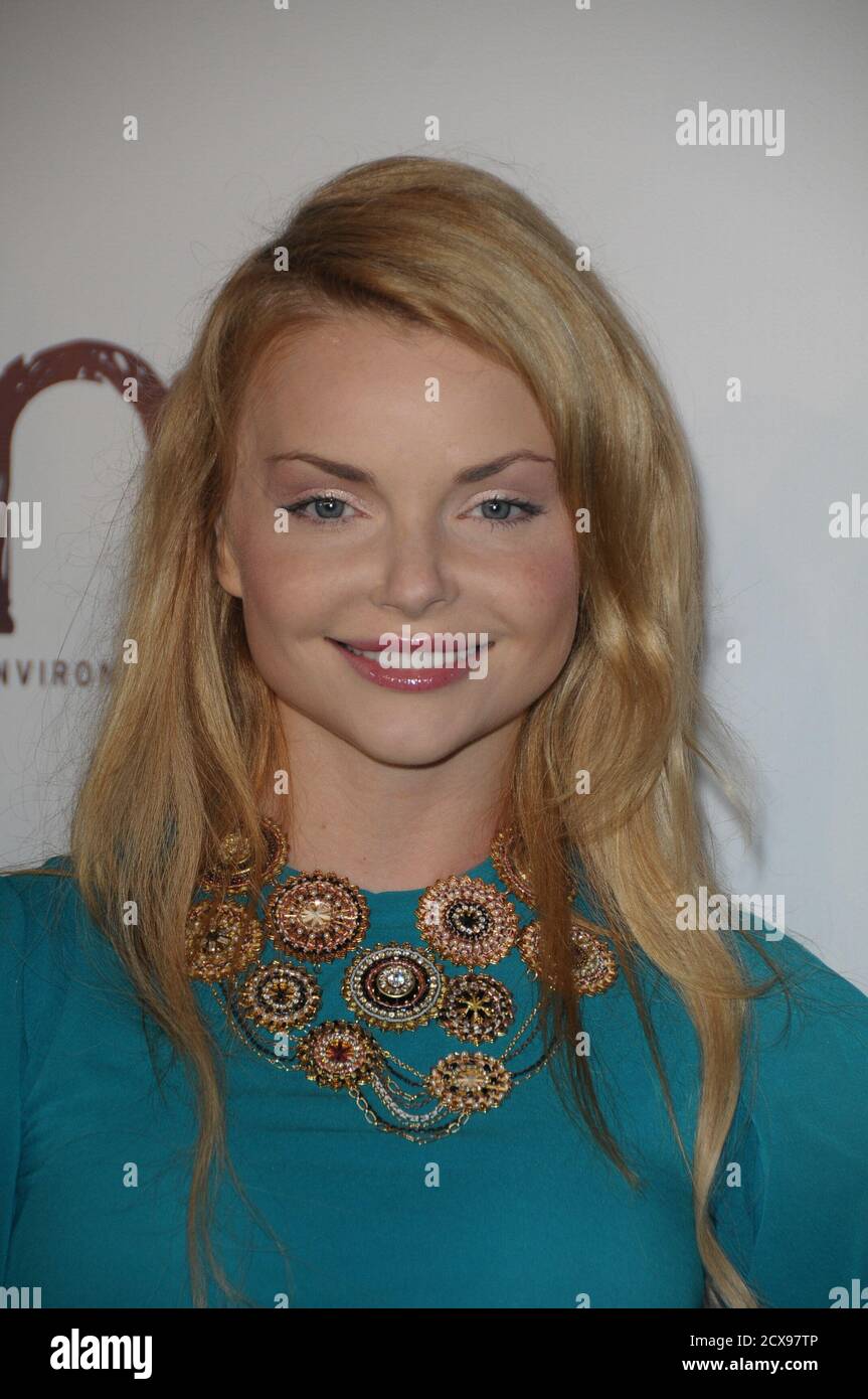 Izabella Miko kommt bei den Environmental Media Association Awards 2010, Warner Bros. Studios, Burbank, CA, 16. Oktober 2010 Stockfoto