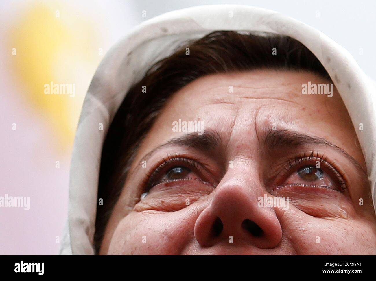 Ein Anhänger der People es Mojahedin Organisation von Iran (PMOI), auch bekannt als die Mujahadin-e-Khalq (MEK), weint, als sie vor der US-Botschaft in London 9. Februar 2013 zeigt. Mindestens fünf Menschen wurden getötet und mehr als 25 Verletzte in einem Raketenangriff auf eine iranische Dissidenten Camp in der irakischen Hauptstadt Bagdad frühzeitig Samstag, Polizei-Quellen.  REUTERS/Suzanne Plunkett (Großbritannien - Tags: Unruhen Politik TPX Bilder des Tages) Stockfoto