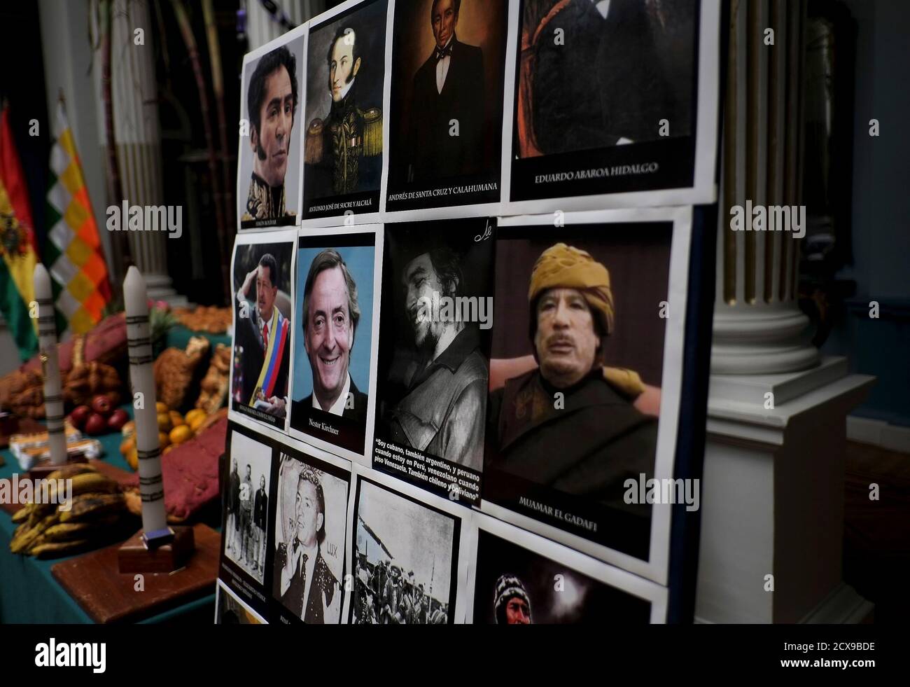 Bilder von Libyens Staatschef Muammar Gaddafi, Venezuelas Hugo Chavez, argentinischen Ernesto 'Che' Guevara, Argentiniens ehemaliger Präsident Nestor Kirchner und andere sind während der Allerheiligen-Feierlichkeiten in La Paz, 1. November 2013 gesehen. Traditionell feiern einheimische Bolivianer Allerheiligen durch eine Hommage an ihre Toten mit einem fest von selbstgebackenem, Puppe geformtes Brot, frisches Obst und Coca-Blätter und Blüten. Der Synkretismus geübt durch die Aymaras, eine Mischung aus Katholizismus und Naturreligionen, fordert die Angebote auf Gräbern, ordentlich platziert werden und dann sie zu verschenken, Begg Stockfoto