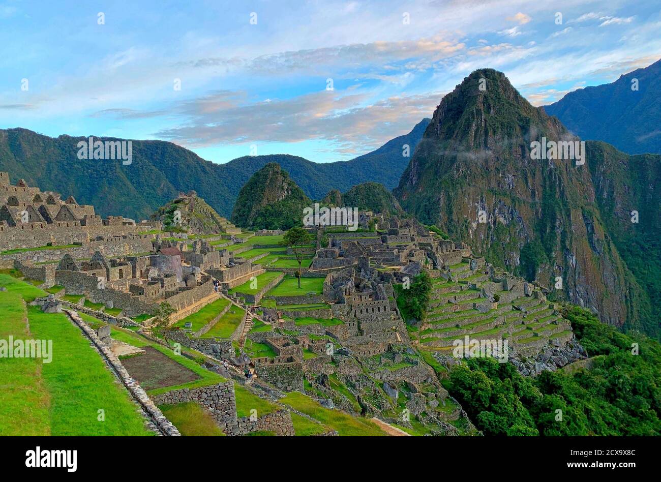 Panorama Machu Picchu, Peru. Berühmte antike Stadt des Inka-Reiches. Atemberaubende architektur der inkas. Grüne Terrassen. Blick auf den Berg Huayna Picchu. Anden. Stockfoto