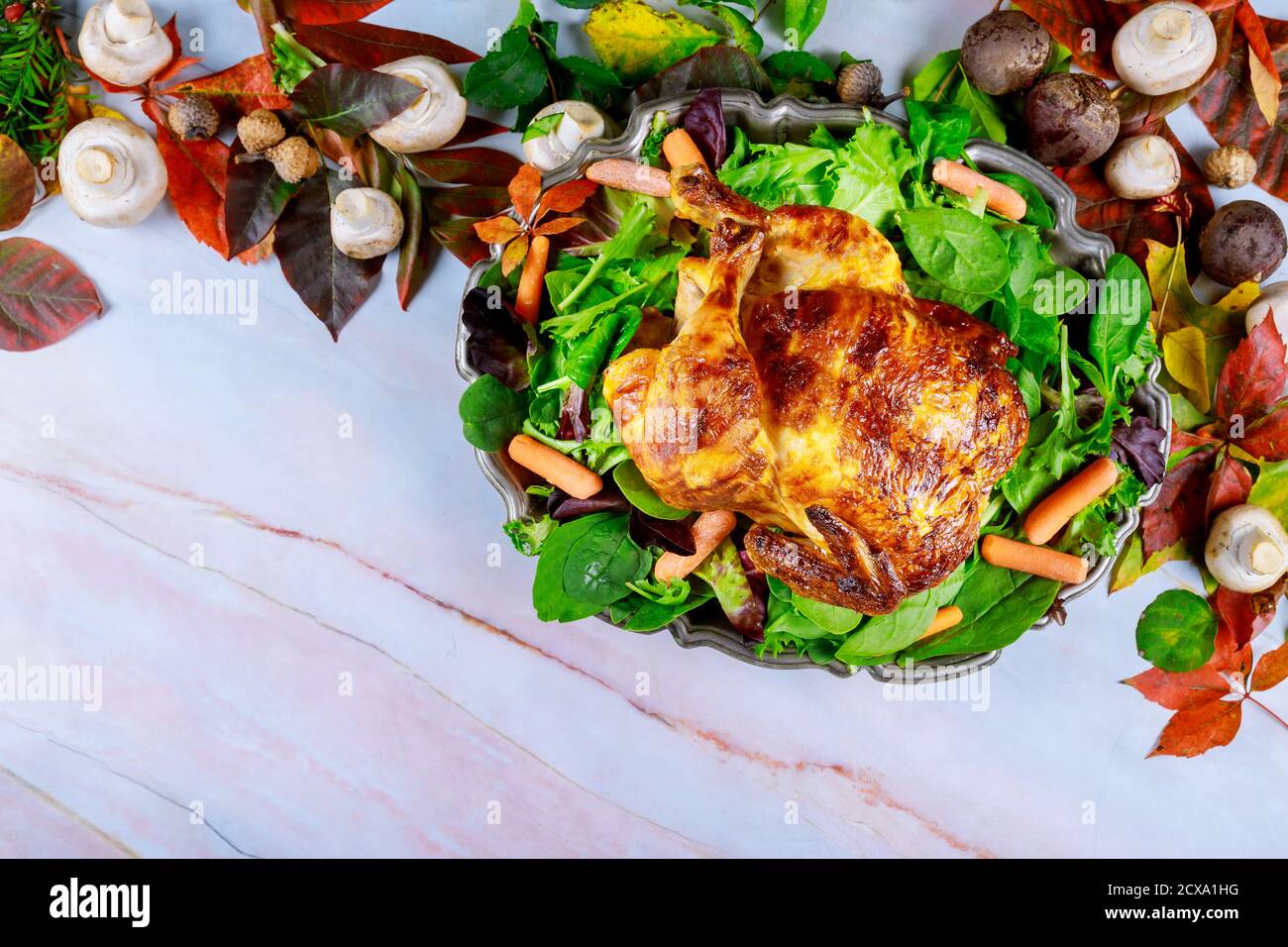 Erntefest Feiertag Tischdekoration mit traditionellem Thanksgiving Dinner mit Gebratenes Hähnchen Stockfoto