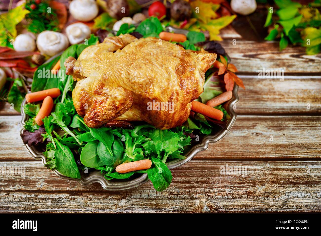 Schönes traditionelles Thanksgiving Dinner mit gebratenem Huhn im Herbst Hintergrund Stockfoto