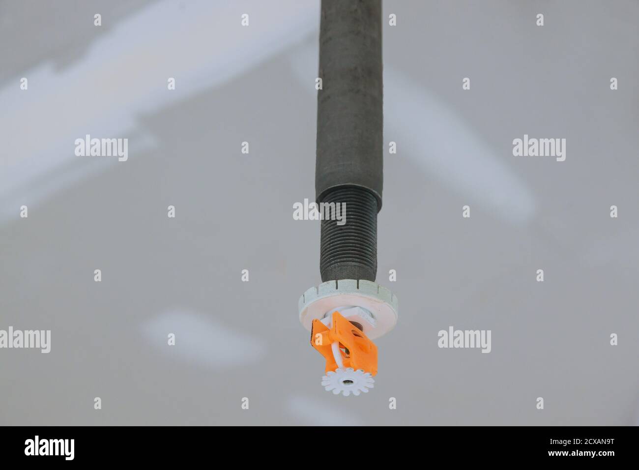 Nahaufnahme eines automatischen Sprinklerbrands an der Decke im Bürogebäude Stockfoto