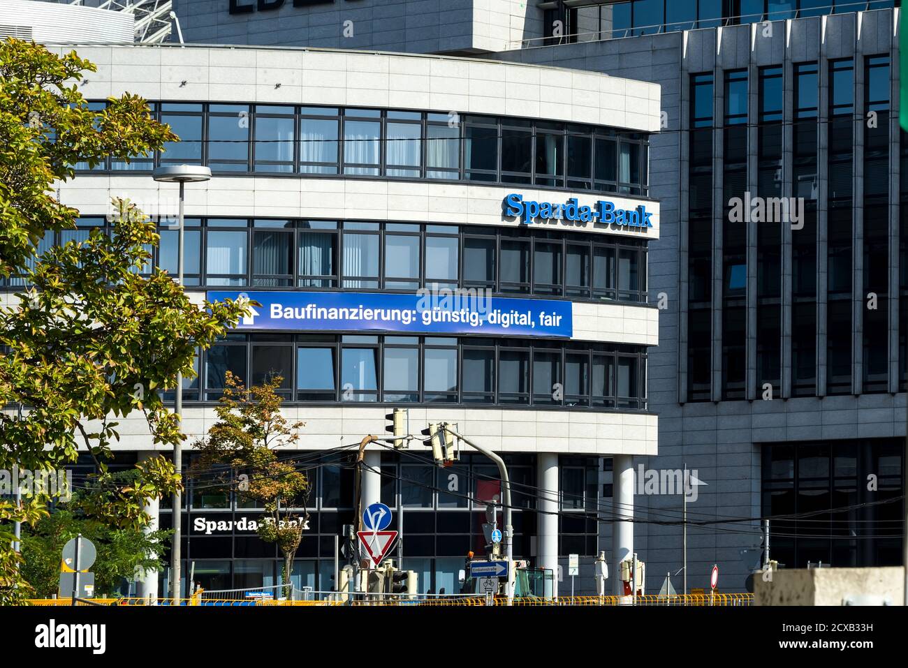 Stuttgart, Deutschland 2020: Sparda-Bank Niederlassung. Die Sparda-Bank ist eine deutsche Genossenschaftsbank, die sich traditionell auf das Private Banking konzentriert. Stockfoto