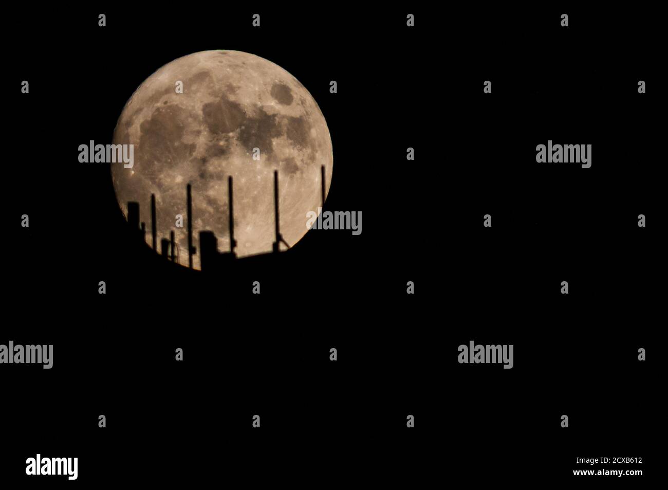 Southern Pines, North Carolina, USA. September 2020. 30. September 2020 - SOUTHERN PINIEN, N.C., USA - der Vorabend der Oktober voller Ernte Mond steigt hinter einem Wasserturm in Southern Pines, N.C. Nach Angaben der NASA Science Solar System Website, der Mond wird voll Donnerstag Nachmittag, 1. Oktober, erscheinen ''gegenüber''' der Sonne (in erdbasierten Längengrad) um 17:05 Uhr EDT und wieder am 31. Oktober als blauer Mond. Ein blauer Mond ist die Bezeichnung für einen zweiten vollen Monat im selben Monat. Quelle: Timothy L. Hale/ZUMA Wire/Alamy Live News Stockfoto