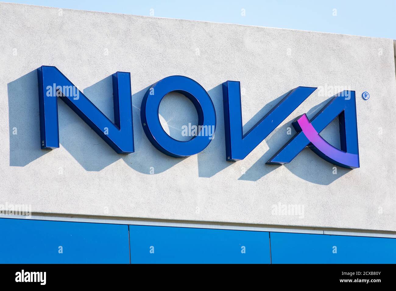 Nova Logo und Zeichen am Hauptsitz des führenden Innovators von Dimensions- und Materialmesstechnik Lösungen Unternehmen Nova Measuring Instruments in Silizium Stockfoto