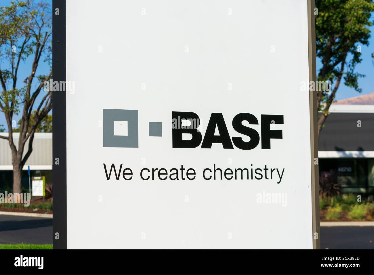 BASF-Zeichen und -Logo auf dem Firmengelände des deutschen Chemieunternehmens BASF SE im Silicon Valley - Fremont, Kalifornien, USA - 2020 Stockfoto
