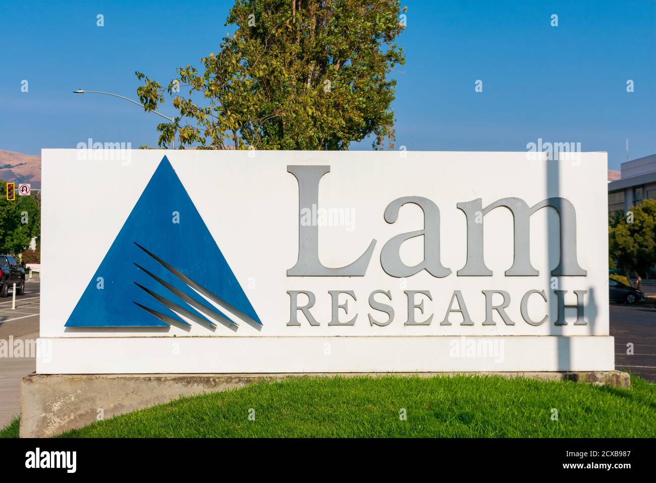 Lam Research Zeichen und Logo am Halbleiterunternehmen Lam Research Corporation Hauptsitz in Silicon Valley - Fremont, Kalifornien, USA - 2020 Stockfoto