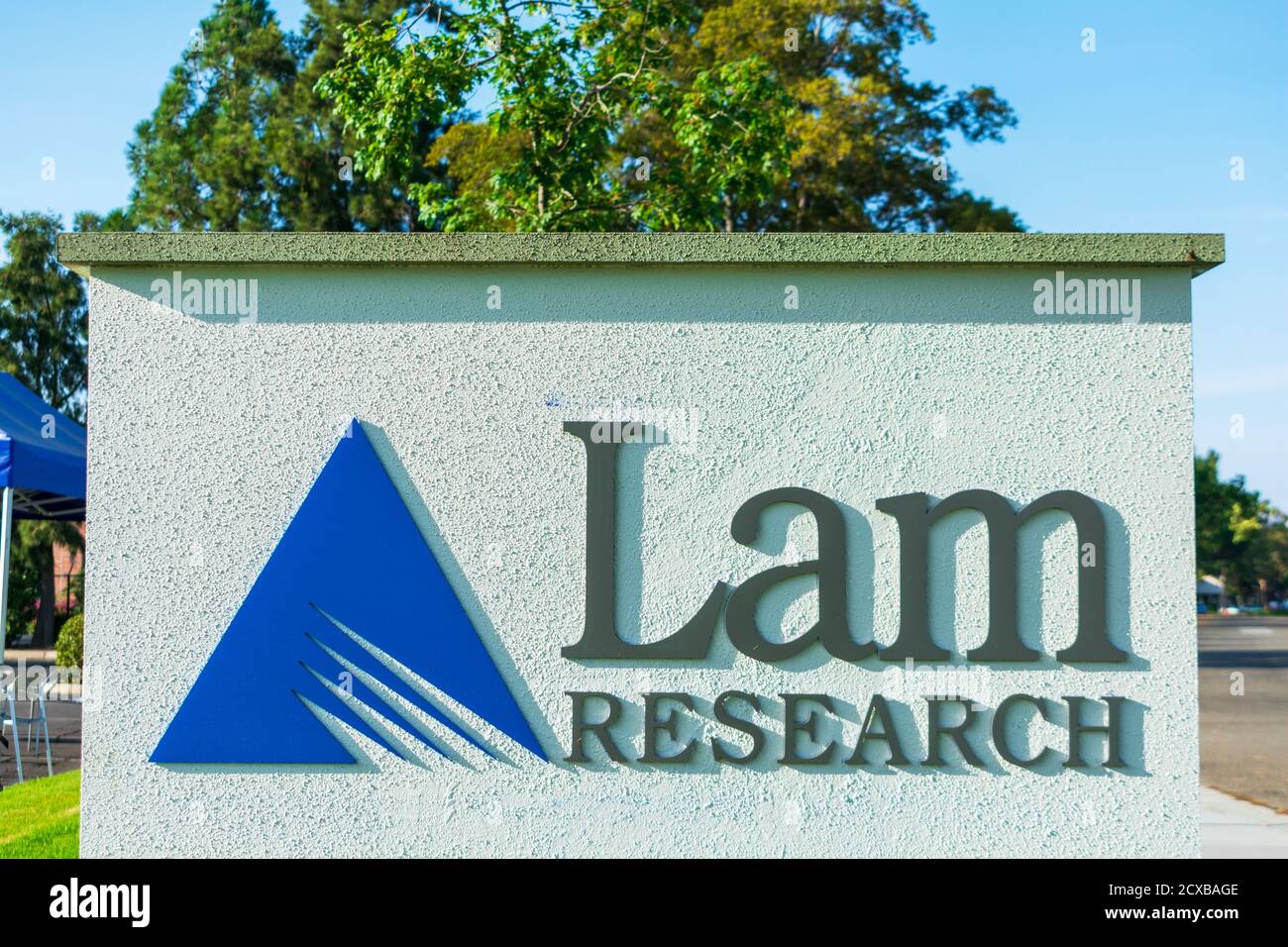 Lam Research Zeichen und Logo am Halbleiterunternehmen Lam Research Corporation Hauptsitz in Silicon Valley - Fremont, Kalifornien, USA - 2020 Stockfoto