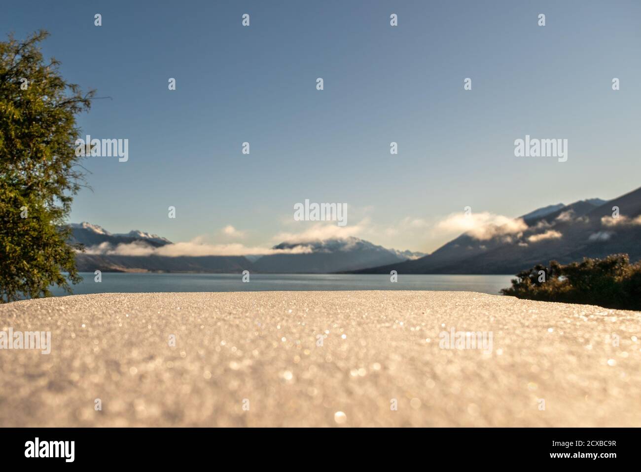 BBQ Tisch am Strand am Lake Ohau bedeckt Eis an einem kalten, frostigen Morgen Stockfoto