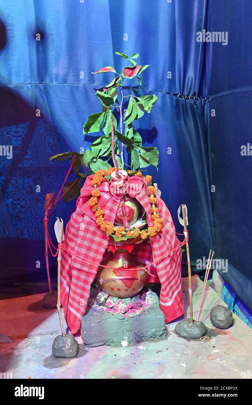 Mangalghot, ein glückverheißender Erdtopf, gefüllt mit Ganges-Flusswasser, bedeckt mit Mangoblättern, Wermillion und einer zarten Kokosnuss - ein Symbol der Fruchtbarkeit Stockfoto