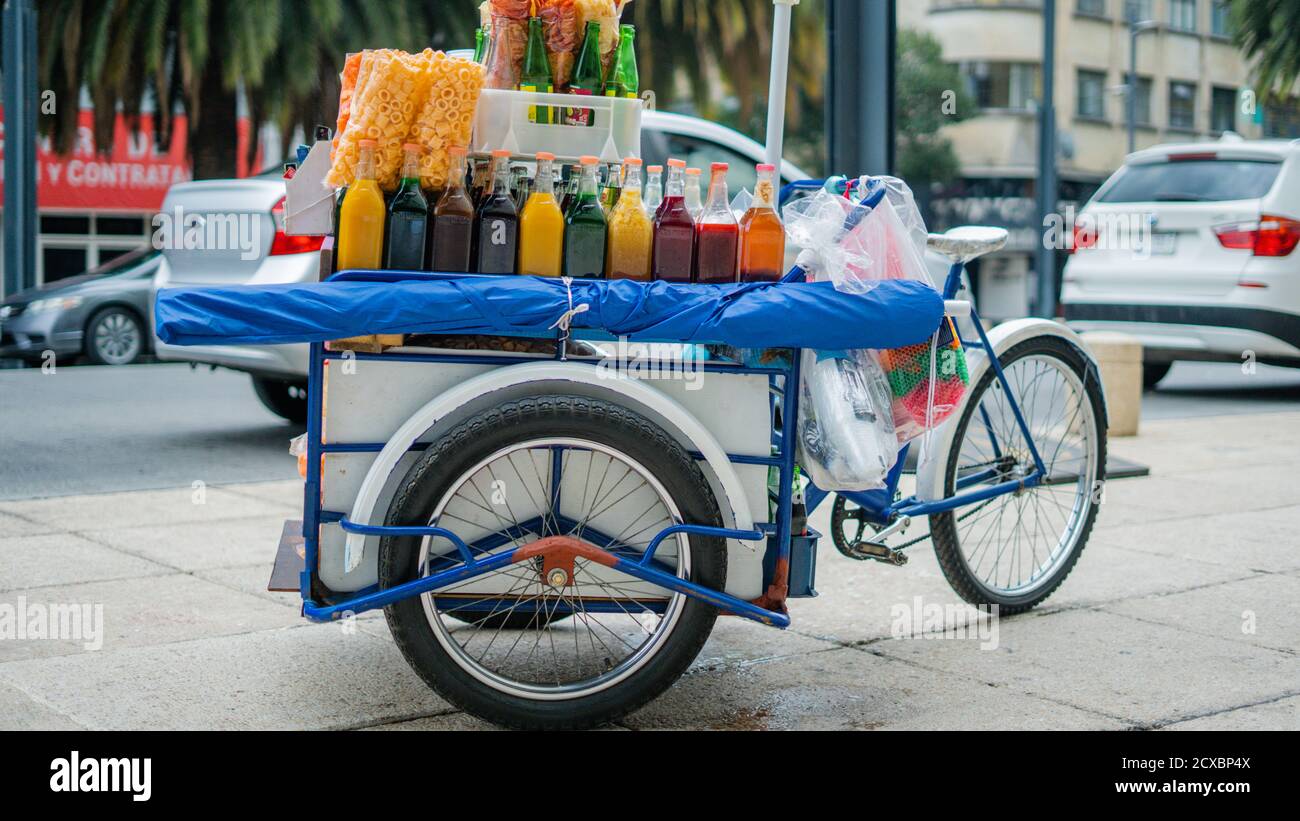 Mexikanisches Fahrrad voller gebratene Snacks und Sirup Flaschen in Straßen  von Mexiko-Stadt Stockfotografie - Alamy