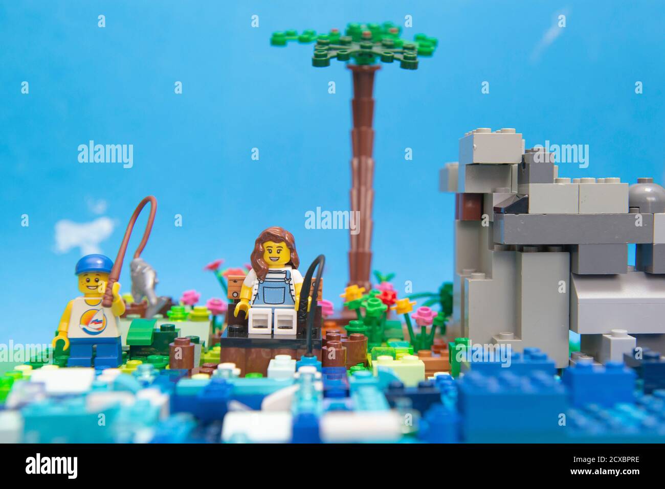 Florianopolis, Brasilien. 20. September 2020: Minifigur des Jungen Angeln im See neben seiner Mutter. Konzept des Familienmoments ohne Technik, increavi Stockfoto