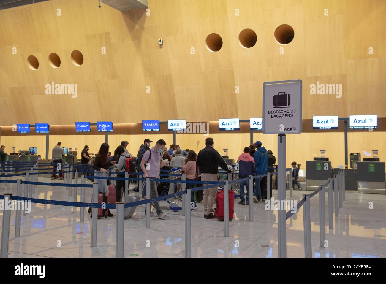 Florianopolis, Brasilien. 19. September 2020: Schlange stehen, um Gepäck am Flughafen aufzugeben. Während der Pandemie drängten sich die Menschen. Schriftliches Schild aufgegebenes Gepäck (De Stockfoto