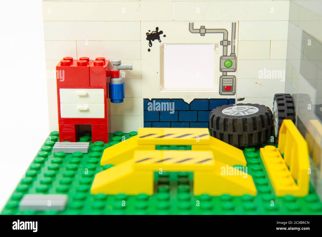 Florianopolis, Brasilien. 19. September 2020: Blick Auf Das Innere Der  Leeren Auto-Reparatur-Garage Von Lego Gemacht. Konzept Der Mechanischen  Werkstatt Für Reparatur Und Ma Stockfotografie - Alamy
