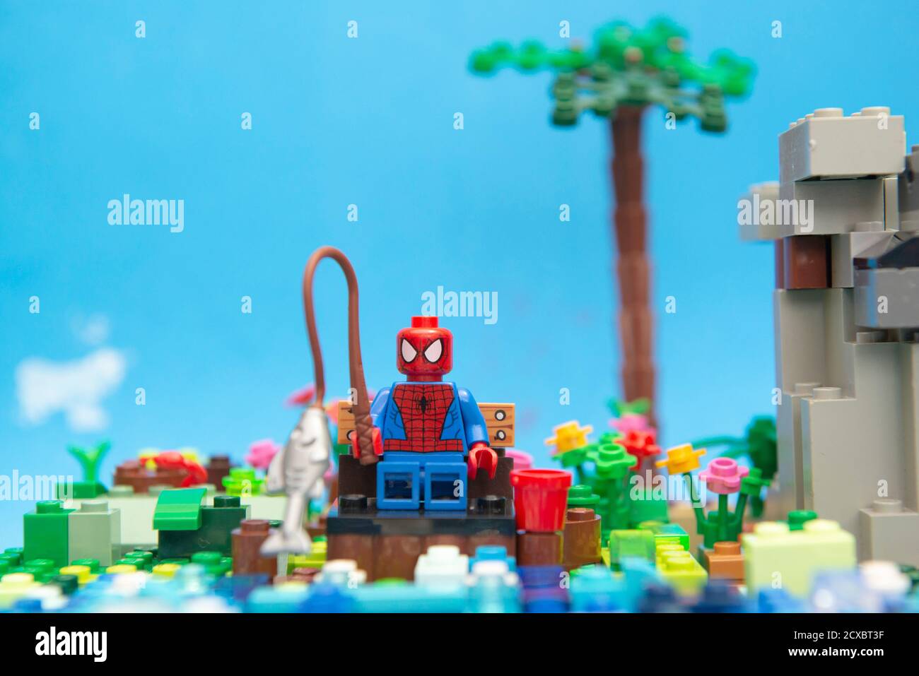 Florianopolis, Brasilien. 20. September 2020: Spider man Minifigur sitzt auf einer Holzbank genießen seinen Urlaub und Angeln am Fluss neben einem Hallo Stockfoto