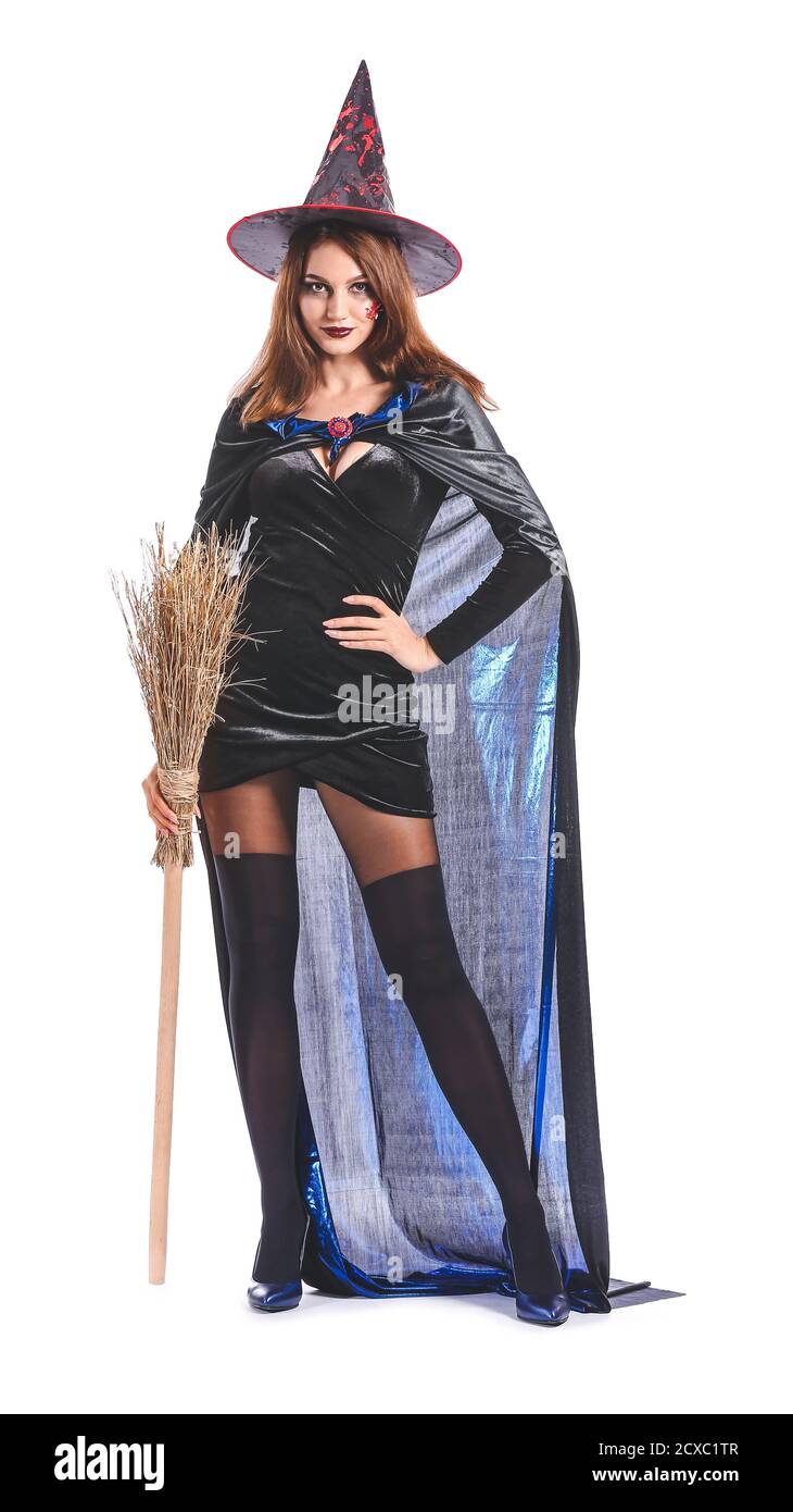 Frau als Hexe für Halloween-Party auf weißem Hintergrund gekleidet Stockfoto