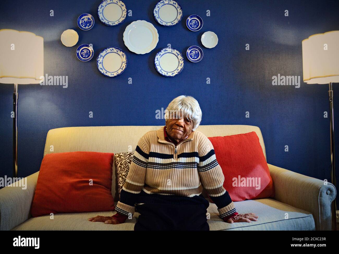 Desiline Victor stellt in einem Hotel in Washington, 12. Februar 2012. Victor möglicherweise der älteste Gast beobachten die Rede zur Lage der Union in Person. Die 102 Jahre alte haitianische Einwanderer aus Florida wartete auf drei Stunden zu früh für den Präsidenten im späten Oktober vor gesagt, später zu die Masse zu vermeiden zurück stimmen. Victor, Staatsbürgerschaft, schließlich werfen ihre Stimmzettel und ist seitdem das Gesicht der Reform abstimmen. REUTERS/Paul Grant (Vereinigte Staaten - Tags: Gesellschaft Politik Wahlen USA Präsidentschaftswahlen) Stockfoto