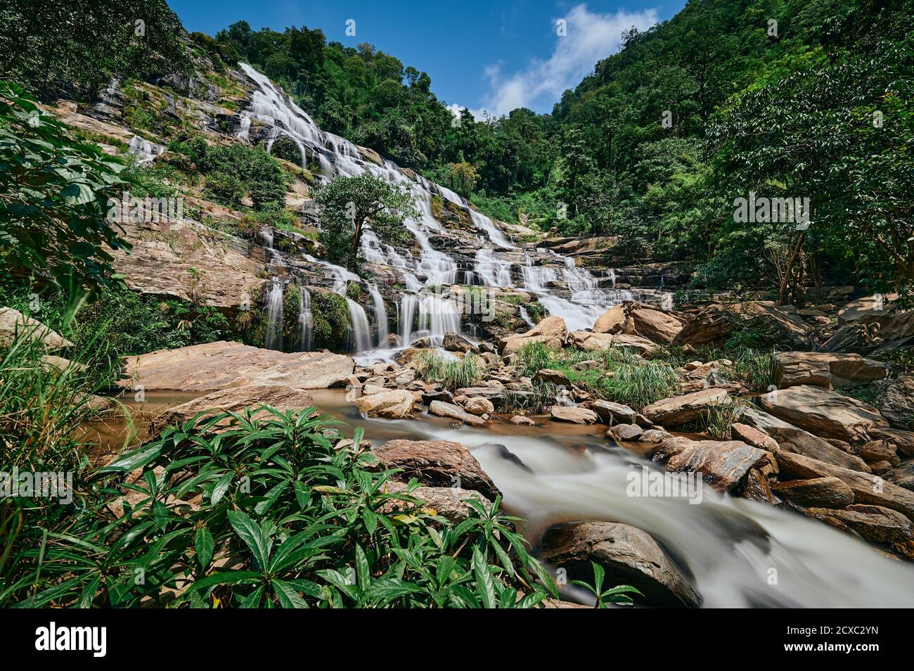 Die Landschaft des Mae Ya Wasserfalls an einem sonnigen Tag in Chiang Mai, Thailand Stockfoto