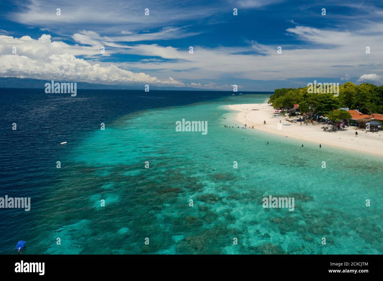 Luftaufnahme, Küste entlang Moalboal, Cebu - Strand bekannt als Basdaku White Beach. Stockfoto