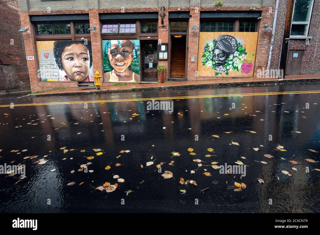 Street Art/Wandbilder zur Unterstützung der Black Lives Matter Bewegung auf der Walnut Street - Downtown Asheville, North Carolina, USA Stockfoto