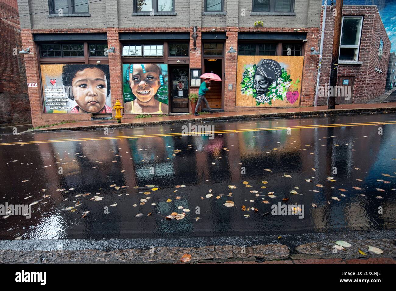 Street Art/Wandbilder zur Unterstützung der Black Lives Matter Bewegung auf der Walnut Street - Downtown Asheville, North Carolina, USA Stockfoto