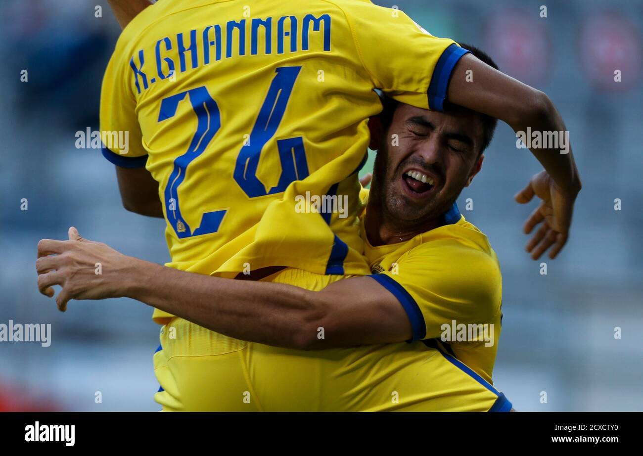 Doha, Katar. September 2020. Gonzalo Martinez (R) von Al Nassr feiert nach dem Tor während des AFC Champions League Viertelfinalmatches zwischen Al Ahli Saudi FC und Al Nassr von Saudi Arabien im Jassim bin Hamad Stadion in Doha, Hauptstadt von Katar, 30. September 2020. Al Nassr gewann 2:0. Quelle: Nikku/Xinhua/Alamy Live News Stockfoto