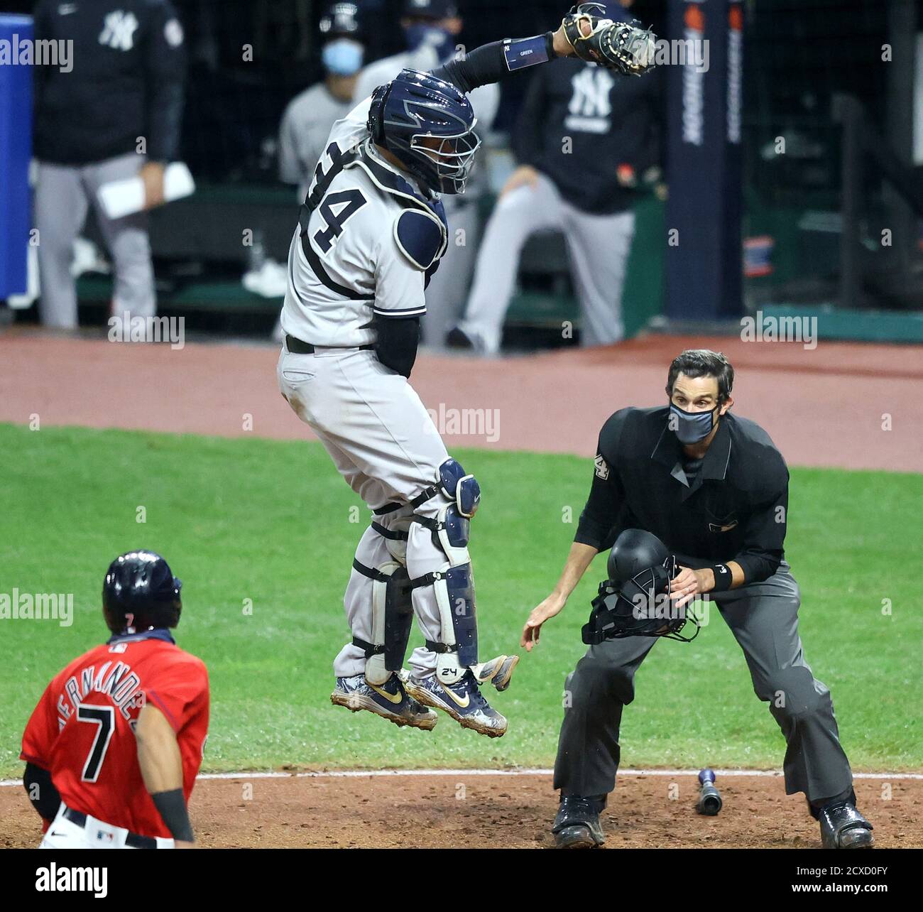 Cleveland, Usa. September 2020. New York Yankees Fänger Gary Sánchez (24) einen Wurf zu Hause Platte nehmen als Cleveland Indians Cesar Hernandez (7) bereitet sich auf den Sprung in der fünften Inning des AL Wild Card Game gegen die Cleveland Indians im Progressive Field in Cleveland, Ohio am Mittwoch, 30. September 2020. Foto von Aaron Josefczyk/UPI Credit: UPI/Alamy Live News Stockfoto