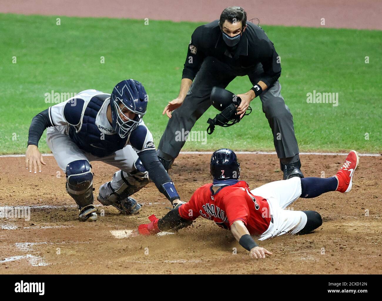 Cleveland, Usa. September 2020. Cleveland Indians Cesar Hernandez (7) trifft Heimteller vor dem Tag des New Yorker Yankees-Fängers Gary Sánchez (24) als Heimteller-Schiedsrichter John Tumpane beim fünften Inning des AL Wild Card Game gegen die Cleveland Indians im Progressive Field in Cleveland, Ohio, am Mittwoch, September 30, 2020. Foto von Aaron Josefczyk/UPI Credit: UPI/Alamy Live News Stockfoto