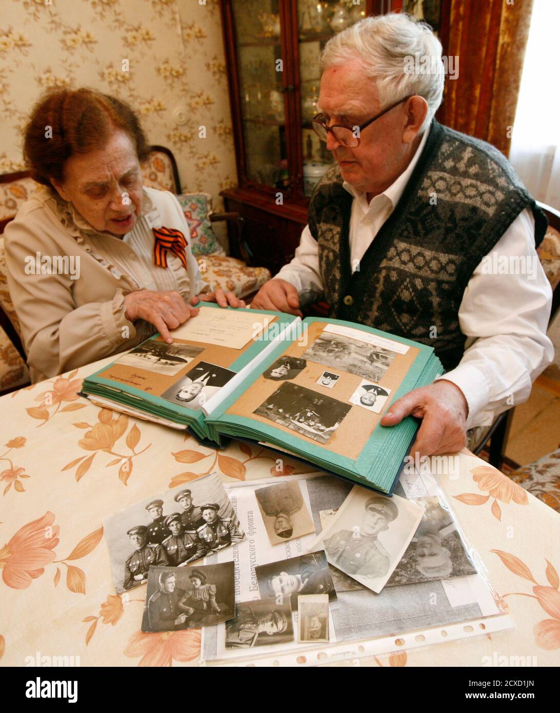 Zweiten Weltkrieg Veteran Michael Tarskikh Und Seine Frau Irina Beide 87 Betrachten Sie Erinnerungsstucke In Ihrem Haus Am Vorabend Der Tag Des Sieges In Russlands Sibirische Stadt Krasnojarsk 8 Mai 2013 Tarskikh