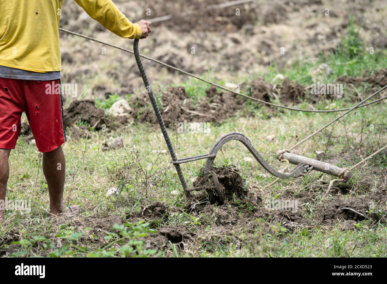 Ein philippinischer Landwirt, der einen traditionellen Pflug in einem provinziellen Berggebiet von Cebu, Philippinen benutzt Stockfoto