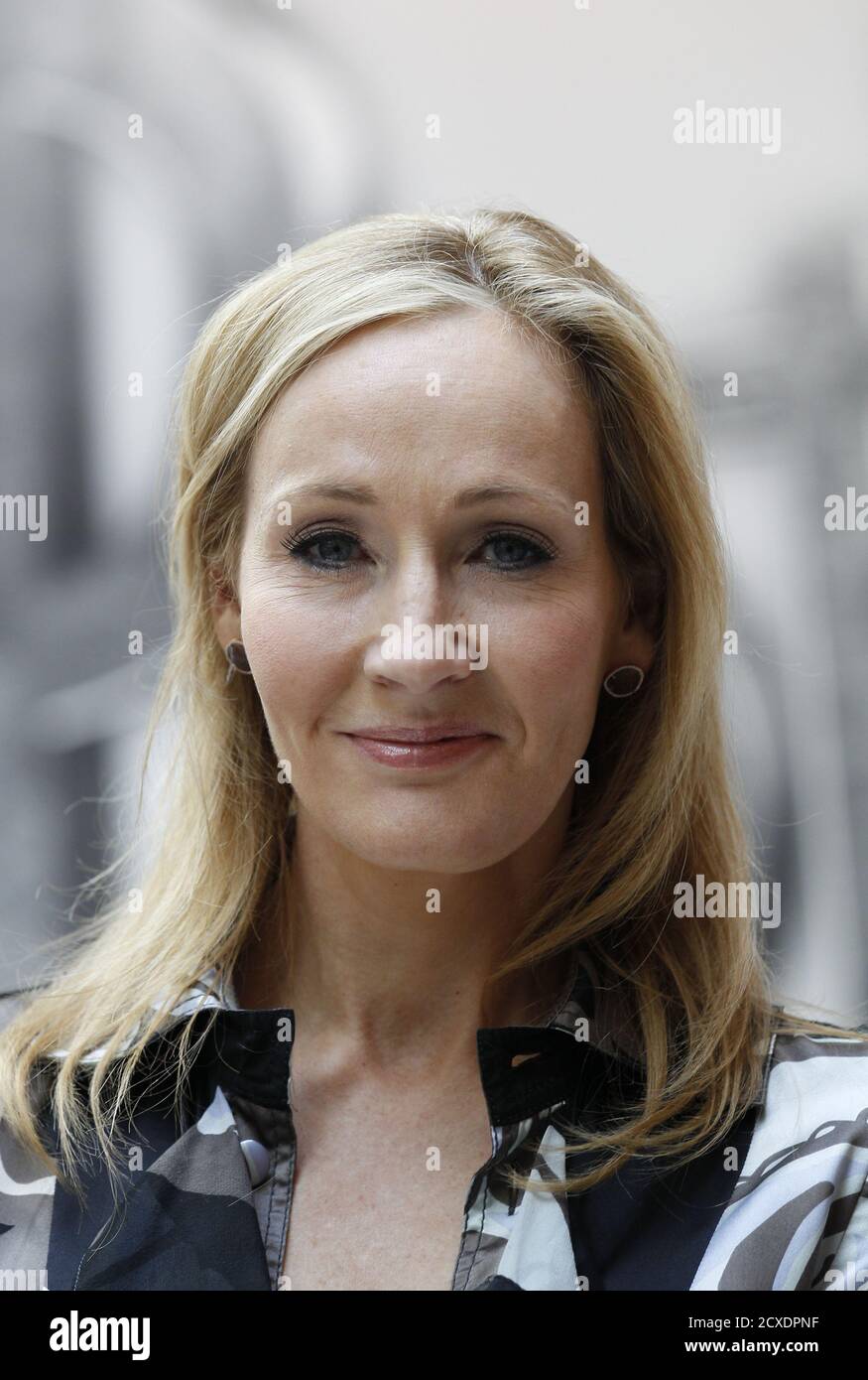 Der britische Schriftsteller JK Rowling, Autor der Harry Potter Buchreihe,  posiert während der Einführung der neuen Online-Website Pottermore in  London am 23. Juni 2011. Die sieben Harry Potter-Romane werden im Oktober in