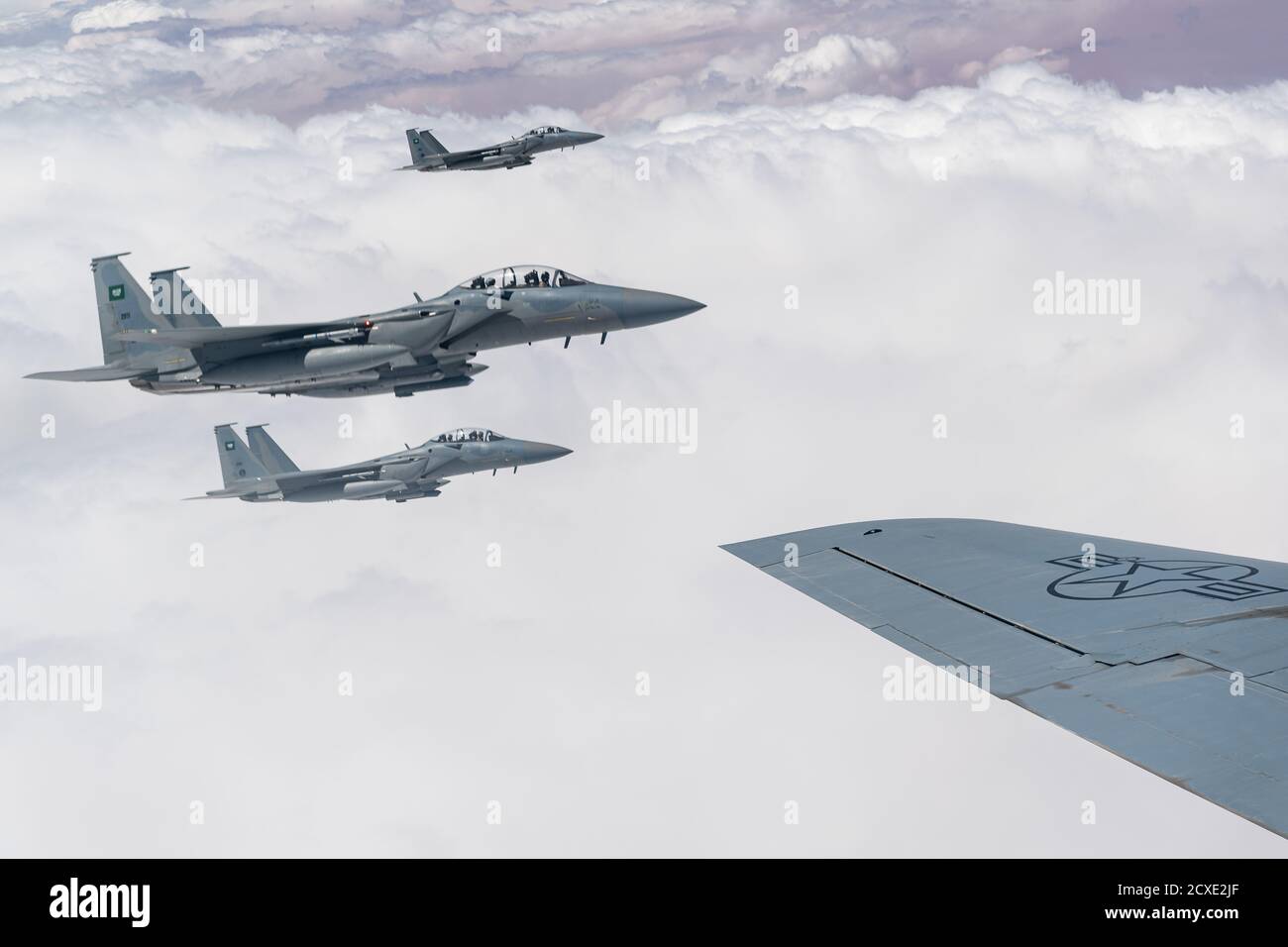 Vier Royal Saudi Air Force F-15 fliegen in Formation mit der US Air Force F-15 Strike Eagles über den Zuständigkeitsbereich des US Central Command, 10. September 2020. AFCENT baut seine Partner weiter aus und stärkt sie durch Schulungen, die die Fähigkeiten integrieren und die Interoperabilität verbessern, um agile Kampfbeschäftigungen von etablierten und strengen Standorten im gesamten Verantwortungsbereich des U.S. Central Command zu projizieren. (USA Luftwaffe Foto von Staff Sgt. Justin Parsons) Stockfoto