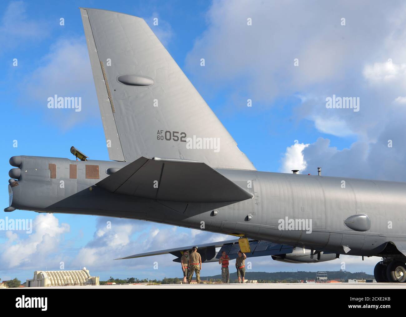Ein Stratofortress-Bomber der US Air Force B-52H, der vom Barksdale Air Force Base, La, eingesetzt wurde, landet auf dem Andersen Air Base, Guam, 4. Juli 2020 Stockfoto