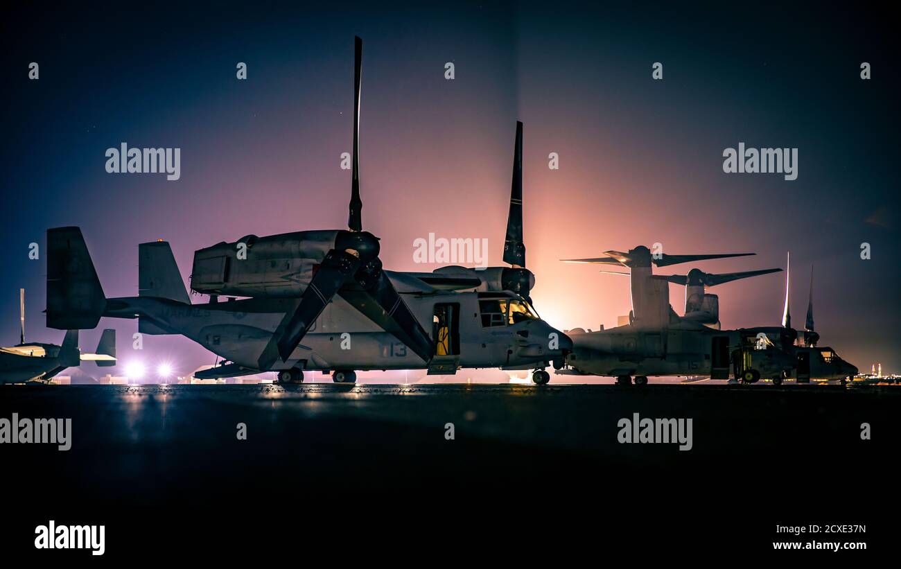 U.S. Marine Corps MV-22 Ospreys, die Marine Medium Tiltrotor Squadron 166, Special Purpose Marine Air-Ground Task Force Crisis Response - Central Command, zugewiesen wurden, werden auf der Fluglinie in Kuwait am 24. September 2020 ausgetragen. Die SPMAGTF-CR-CC ist eine Krisenreaktionskraft, die bereit ist, eine Vielzahl von Fähigkeiten in der gesamten Region einzusetzen. (USA Marine Corps Foto von Lance CPL. Andrew Skiver) Stockfoto