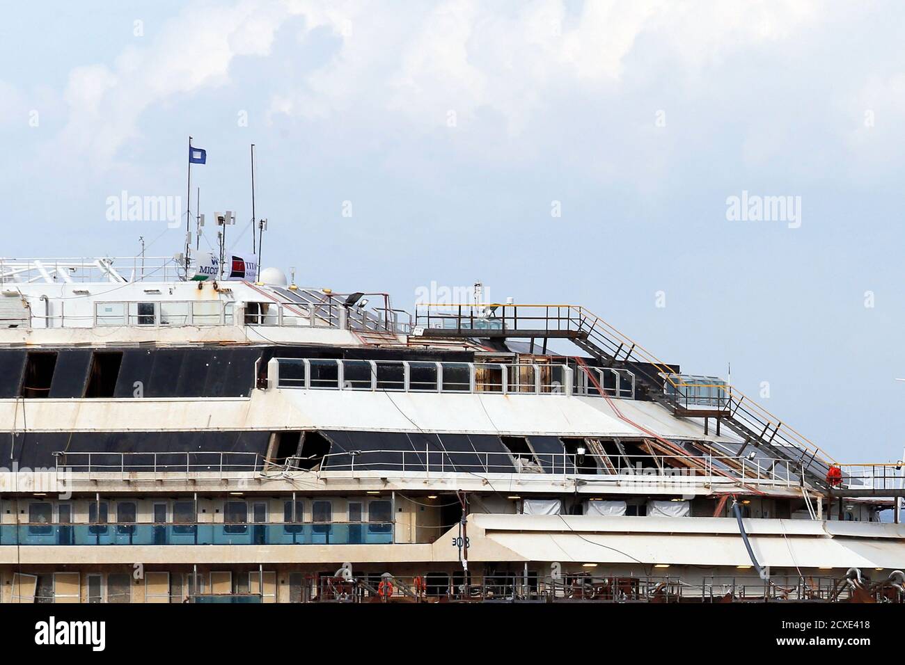 Eine Blaue Peter-Flagge, eine internationale maritime Signalfahne, die,  wenn sie im Hafen gehisst wird, anzeigt, dass alle Personen an Bord  berichten sollten, flattert im Wind auf dem Oberdeck des Kreuzfahrtschiffes  Costa Concordia