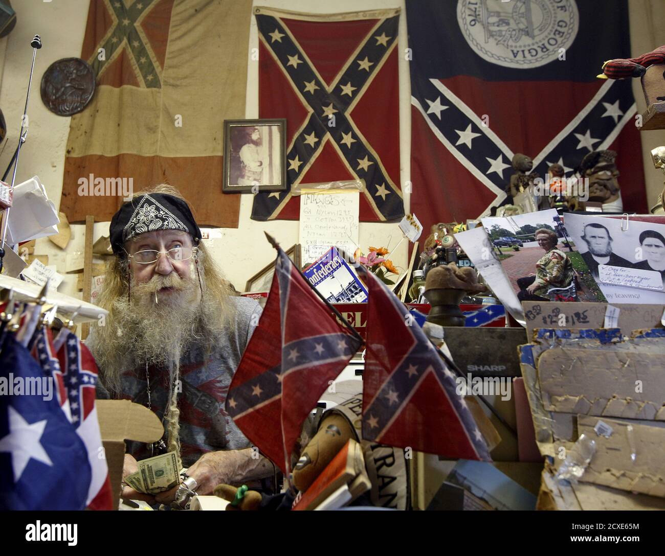 Dent 'Wildman' Myers, umgeben von konföderierten Kampfflaggen, spricht mit  Kunden in seinem Civil war Surplus Store in Kennesaw, Georgia, 27. Juni  2015. Myers sagt, er war damit beschäftigt, Non-Stop-Verkauf von  konföderierten Flaggen