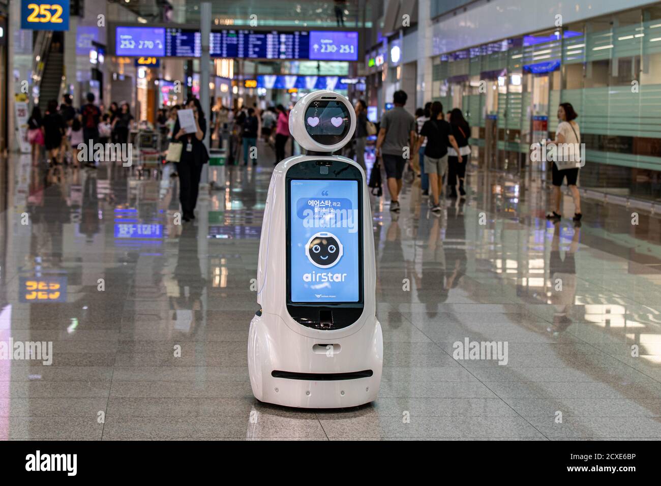 Incheon Südkorea - 14. September 2019: AIRSTAR - ein Passagier Hilfe Roboter am Incheon International Airport mit schönen Gesicht und Augen in Form von Stockfoto