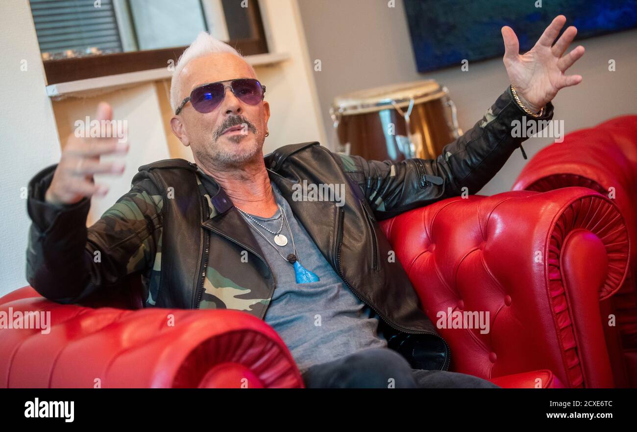 Hannover, Deutschland. September 2020. Rudolf Schenker von der Rockband Scorpions sitzt in den Peppermint Park Studios während eines Interviews mit der dpa Deutsche Presse-Agentur. (To dpa 'Mein: CIA Gerücht hat 'Wind of Change' noch populärer gemacht' von 01.10.2020) Kredit: Julian Stratenschulte/dpa/Alamy Live News Stockfoto