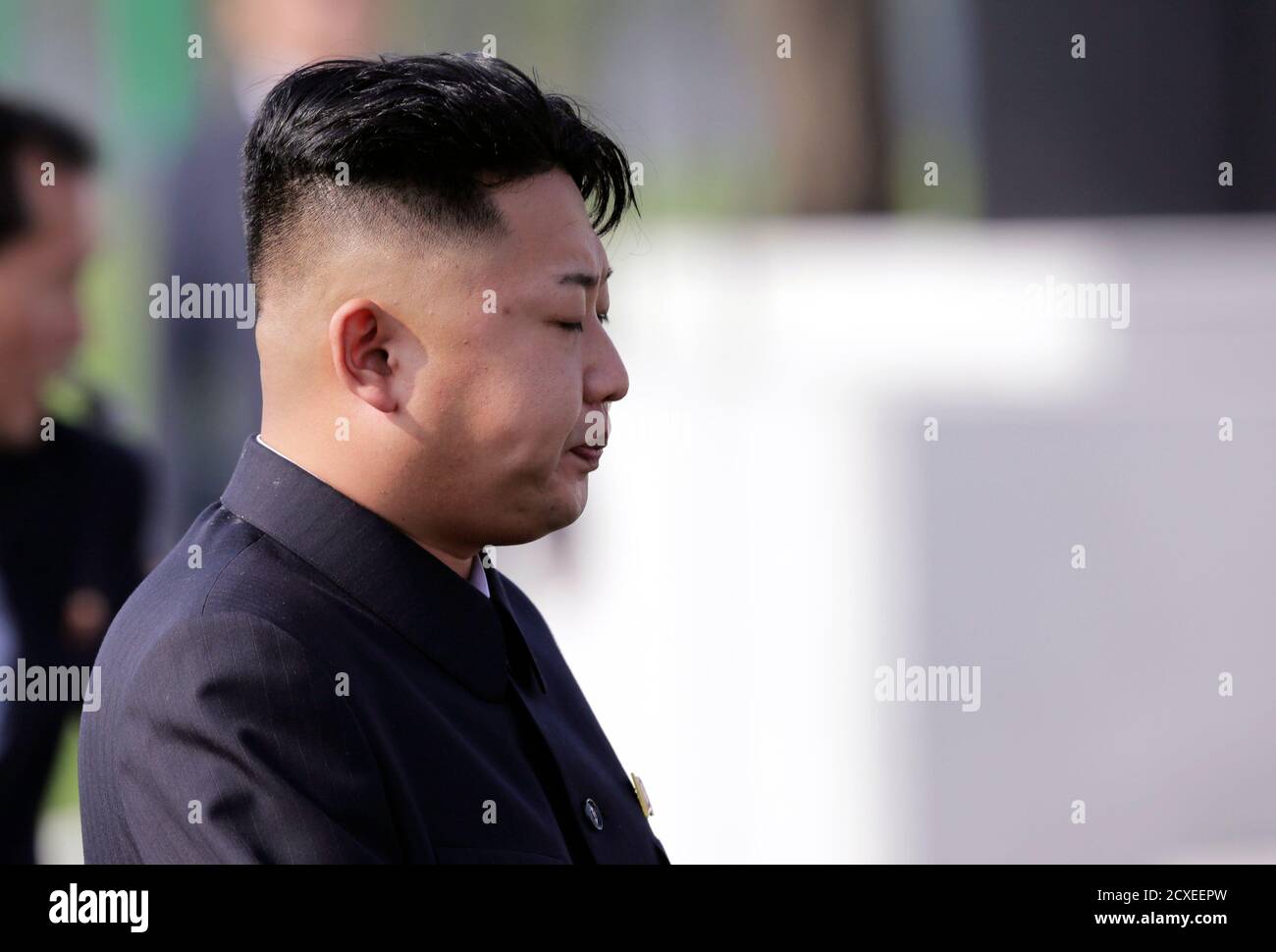 Nordkoreas Staatschef Kim Jong-un reagiert wie er für die Eröffnungsfeier der Friedhof der gefallenen Fighters für das koreanische Volk Armee (KPA) in Pjöngjang 25. Juli 2013, im Rahmen der Feierlichkeiten vor dem 60. Jahrestag der Unterzeichnung eines Waffenstillstands in den 1950 - 1953 Korea-Krieg kommt. REUTERS/Jason Lee (Nordkorea - Tags: militärische Politik Jahrestag) Stockfoto