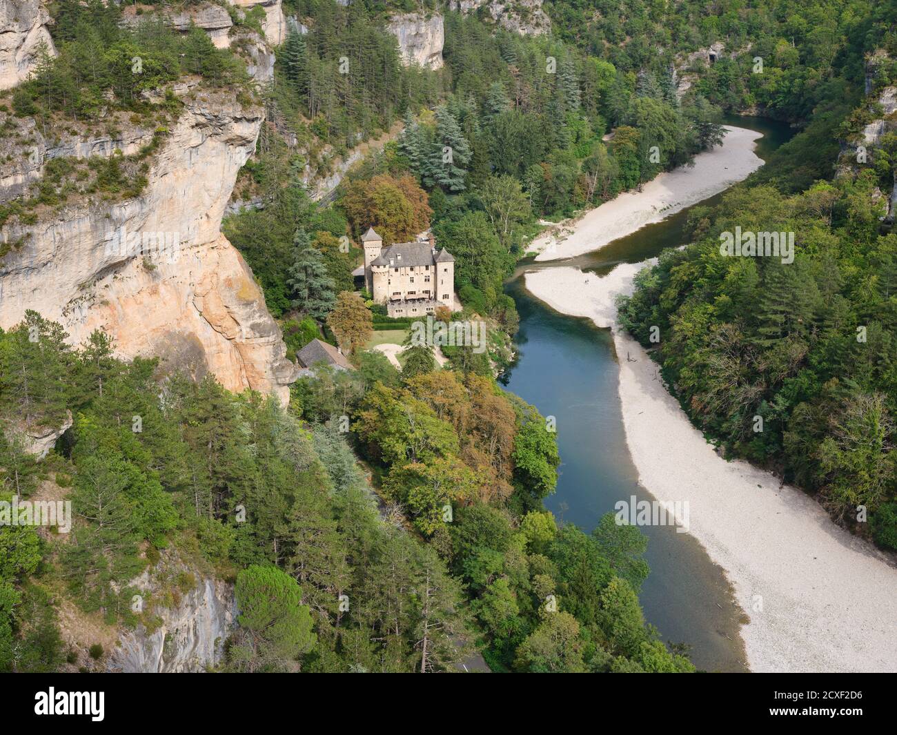 Château de la Caze, am rechten Ufer des Flusses Tarn, mit dem bunten Laub von Mitte September (erhöhte Ansicht). Lozère, Okzitanien, Frankreich. Stockfoto